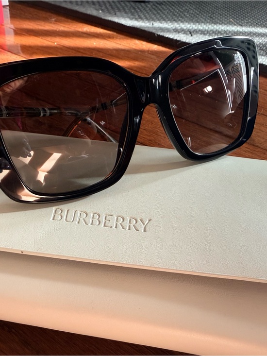 Burberry Black Square Oversized Women\'s Sunglasses